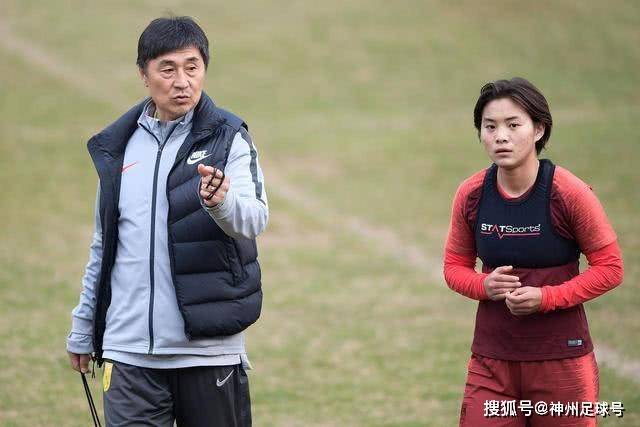霍姆格伦与麦凯恩、尤因一起训练分享精彩瞬间